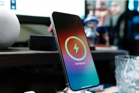 蓬溪苹果15换屏服务分享用什么充电器给iPhone15充电更好 